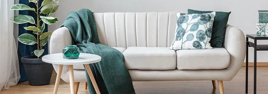 Decorar el sofá con cojines